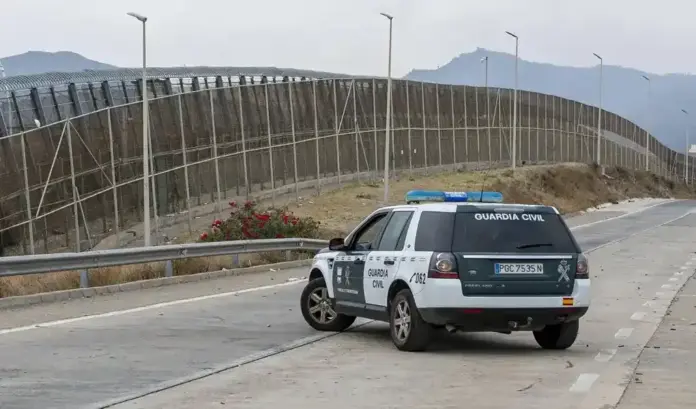FOTOGRAFÍA. CEUTA (ESPAÑA), 30 DE AGOSTO DE 2026. Ceuta | Expulsados 4 marroquíes por atentado contra la Guardia Civil. Un coche de la Guardia Civil en la frontera, Ceuta (España) con Castillejos (Marruecos). Efe