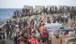 FOTOGRAFÍA. CIUDAD AUTÓNOMA DE CEUTA (ESPAÑA), 31 DE JULIO DE 2026. Ceuta: Fuga de enfermeros ante falta de ofertas laborales atractivas. En la imagen, ONG como Cruz Roja, entre otras, atienden a los invasores marroquíes heridos a su llegada en las playas ceutíes a nado, desde Marruecos. Ya circulan varias rumores no confirmadas sobre varias decenas de muertos por ahogamiento masivos, información aún no confirmada ni por las autoridades españolas ni por las autoridades marroquíes. El Ejército español desplegado en la frontera del Tarajal, Castillejos (Marruecos) con Ceuta (España), ante la atenta mirada de los inmigrantes ilegales marroquíes este viernes, 31 de julio de 2026, tercer día de la invasión marroquí de Ceuta, más de 80.000 invasores, cuando se siga registrando nuevos asaltos. Efe