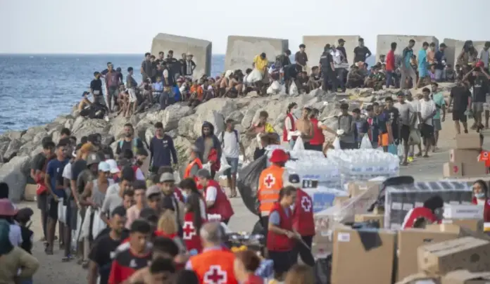 Ceuta Fuga de enfermeros ante falta de ofertas laborales atractivas FOTOGRAFÍA. CIUDAD AUTÓNOMA DE CEUTA (ESPAÑA), 31 DE JULIO DE 2026. Ceuta: Fuga de enfermeros ante falta de ofertas laborales atractivas. En la imagen, ONG como Cruz Roja, entre otras, atienden a los invasores marroquíes heridos a su llegada en las playas ceutíes a nado, desde Marruecos. Ya circulan varias rumores no confirmadas sobre varias decenas de muertos por ahogamiento masivos, información aún no confirmada ni por las autoridades españolas ni por las autoridades marroquíes. El Ejército español desplegado en la frontera del Tarajal, Castillejos (Marruecos) con Ceuta (España), ante la atenta mirada de los inmigrantes ilegales marroquíes este viernes, 31 de julio de 2026, tercer día de la invasión marroquí de Ceuta, más de 80.000 invasores, cuando se siga registrando nuevos asaltos. Efe