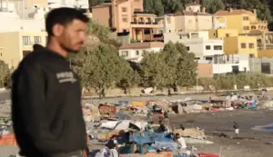 FOTOGRAFÍA. CEUTA (ESPAÑA), 27 DE AGOSTO DE 2026. Numerosos inmigrantes ilegales de la invasión de Ceuta del pasado final de mes de julio de 2026 continúan asentados en la playa de El Trampolín de Ceuta, España, mientras desde el Gobierno de España de Pedro Sánchez Pérez-Castejón la solución no pasa por las deportaciones a su país de origen ubicado a tan solo 500 metros de la misma playa sino mirar por otro lado e instrumentalizar la inmigración ilegal pese al calvario de los compatriotas ceutíes cuya casas se han convertido en sus propias cárceles desde hace casi un mes. Efe