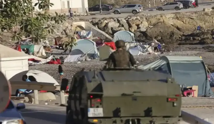 Ceuta La salud de mi hijo de 3 años es frágil y me da pavor que contraiga alguna enfermedad (2) FOTOGRAFÍA. CEUTA (ESPAÑA), 27 DE AGOSTO DE 2026. Un vehículo militar patrulla por la playa del Trampolín de Ceuta en labores preventivas ya que numerosos inmigrantes ilegales de la invasión de Ceuta del pasado final de mes de julio de 2026 continúan asentados en este lugar mientras desde el Gobierno de España de Pedro Sánchez Pérez-Castejón la solución no pasa por las deportaciones a su país de origen ubicado a tan solo 500 metros de la misma playa sino mirar por otro lado e instrumentalizar la inmigración ilegal pese al calvario de los compatriotas ceutíes cuya casas se han convertido en sus propias cárceles desde hace casi un mes. Efe