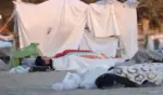 FOTOGRAFÍA. CEUTA (ESPAÑA), 29 DE AGOSTO DE 2026. Inmigrantes ilegales de la invasión marroquí de Ceuta del pasado final de mes de julio de 2026 duermen en la playa de El Trampolín de Ceuta (España) a primera hora de la mañana de este sábado, 29 de agosto de 2026, un día después de que centenares de compatriotas españoles ceutíes volvieran a salir a las calles en Ceuta en una nueva marcha para protestar por la situación en la que la invasión de Ceuta de los días miércoles 29, jueves 30 y viernes 31 de julio de 2026 ha sumido a esta ciudad autónoma española, y reclamar al Gobierno migracionista y globalista de España en coalición del Partido Socialista (PSOE) y Sumar, apoyado en extremistas y separatistas que preside Pedro Sánchez Pérez-Castejón, que adopte medidas para proteger sus derechos fundamentales, liberar sus plazas, calles, playas, etc.. en vez de convertir la ciudad en un centro masivo de acogida de ilegales: reclaman la expulsión de los invasores a Marruecos. Efe