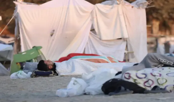 FOTOGRAFÍA. CEUTA (ESPAÑA), 29 DE AGOSTO DE 2026. Inmigrantes ilegales de la invasión marroquí de Ceuta del pasado final de mes de julio de 2026 duermen en la playa de El Trampolín de Ceuta (España) a primera hora de la mañana de este sábado, 29 de agosto de 2026, un día después de que centenares de compatriotas españoles ceutíes volvieran a salir a las calles en Ceuta en una nueva marcha para protestar por la situación en la que la invasión de Ceuta de los días miércoles 29, jueves 30 y viernes 31 de julio de 2026 ha sumido a esta ciudad autónoma española, y reclamar al Gobierno migracionista y globalista de España en coalición del Partido Socialista (PSOE) y Sumar, apoyado en extremistas y separatistas que preside Pedro Sánchez Pérez-Castejón, que adopte medidas para proteger sus derechos fundamentales, liberar sus plazas, calles, playas, etc.. en vez de convertir la ciudad en un centro masivo de acogida de ilegales: reclaman la expulsión de los invasores a Marruecos. Efe
