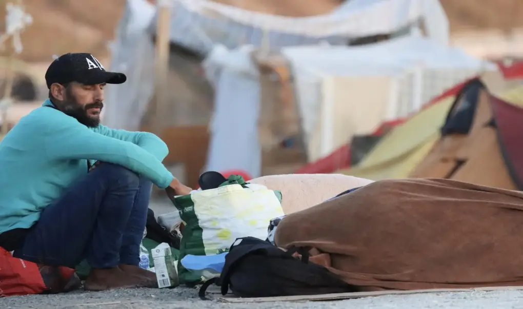 FOTOGRAFÍA. CEUTA (ESPAÑA), 29 DE AGOSTO DE 2026. Inmigrantes ilegales de la invasión marroquí de Ceuta del pasado final de mes de julio de 2026 duermen en la playa de El Trampolín de Ceuta (España) a primera hora de la mañana de este sábado, 29 de agosto de 2026, un día después de que centenares de compatriotas españoles ceutíes volvieran a salir a las calles en Ceuta en una nueva marcha para protestar por la situación en la que la invasión de Ceuta de los días miércoles 29, jueves 30 y viernes 31 de julio de 2026 ha sumido a esta ciudad autónoma española, y reclamar al Gobierno migracionista y globalista de España en coalición del Partido Socialista (PSOE) y Sumar, apoyado en extremistas y separatistas que preside Pedro Sánchez Pérez-Castejón, que adopte medidas para proteger sus derechos fundamentales, liberar sus plazas, calles, playas, etc.. en vez de convertir la ciudad en un centro masivo de acogida de ilegales: reclaman la expulsión de los invasores a Marruecos. Efe