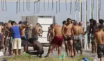 FOTOGRAFÍA. CEUTA (ESPAÑA), 29 DE AGOSTO DE 2026. Miles de inmigrantes ilegales de la invasión marroquí de Ceuta ocupan ilegalmente la playa de El Trampolín de Ceuta hasta la fecha de este sábado, 29 de agosto de 2026, lugar que el Gobierno de España del migracionista y globalista Pedro Sánchez Pérez-Castejón (PSOE) afirma que desalojó. Los invasores rechazan los centros de acogida del Gobierno de Sánchez y regresan cada día en las playas de la ciudad autónoma española de Ceuta. Efe