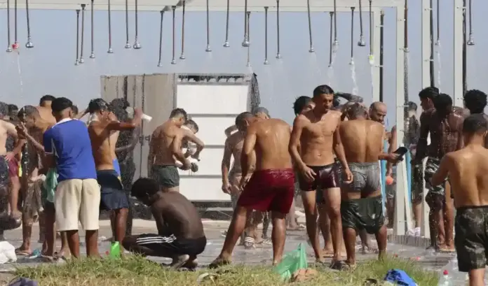 FOTOGRAFÍA. CEUTA (ESPAÑA), 29 DE AGOSTO DE 2026. Miles de inmigrantes ilegales de la invasión marroquí de Ceuta ocupan ilegalmente la playa de El Trampolín de Ceuta hasta la fecha de este sábado, 29 de agosto de 2026, lugar que el Gobierno de España del migracionista y globalista Pedro Sánchez Pérez-Castejón (PSOE) afirma que desalojó. Los invasores rechazan los centros de acogida del Gobierno de Sánchez y regresan cada día en las playas de la ciudad autónoma española de Ceuta. Efe