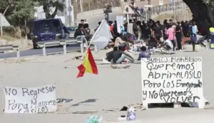 FOTOGRAFÍA. CEUTA (ESPAÑA), 19 DE AGOSTO DE 2026. En la imagen, centenares de los invasores inmigrantes ilegales marroquíes del asalto masivo a la frontera marítima y terrestre de España en Ceuta, acampados en la Playa del Trampolín de la Ciudad Autónoma de Ceuta, exigiendo ser acogido por España y ser traslados a la Península en hoteles con pensión y papeles. Y es que varios de los asaltantes amenazan con que han iniciado una huelga de hambre para obligar al Gobierno de Pedro Sánchez Pérez-Castejón a atender sus exigencias de acogida y regularización masiva. Efe