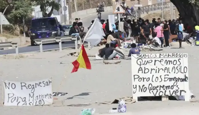 Ceuta, Pedro Sánchez plantea acogimiento familiar y solidaria de inmigrantes FOTOGRAFÍA. CEUTA (ESPAÑA), 19 DE AGOSTO DE 2026. En la imagen, centenares de los invasores inmigrantes ilegales marroquíes del asalto masivo a la frontera marítima y terrestre de España en Ceuta, acampados en la Playa del Trampolín de la Ciudad Autónoma de Ceuta, exigiendo ser acogido por España y ser traslados a la Península en hoteles con pensión y papeles. Y es que varios de los asaltantes amenazan con que han iniciado una huelga de hambre para obligar al Gobierno de Pedro Sánchez Pérez-Castejón a atender sus exigencias de acogida y regularización masiva. Efe