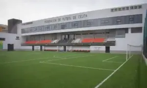 FOTOGRAFÍA. CEUTA (ESPAÑA), 25 DE AGOSTO DE 2026. La Real Federación de Fútbol de Ceuta (RFFCE) ha rechazado «rotundamente» la posibilidad de que instalaciones deportivas de la ciudad sean utilizadas para acoger a migrantes y ha reclamado al Gobierno que busque alternativas para afrontar la situación sin privar de estos espacios a miles de menores y a los equipos que compiten a nivel nacional. Efe