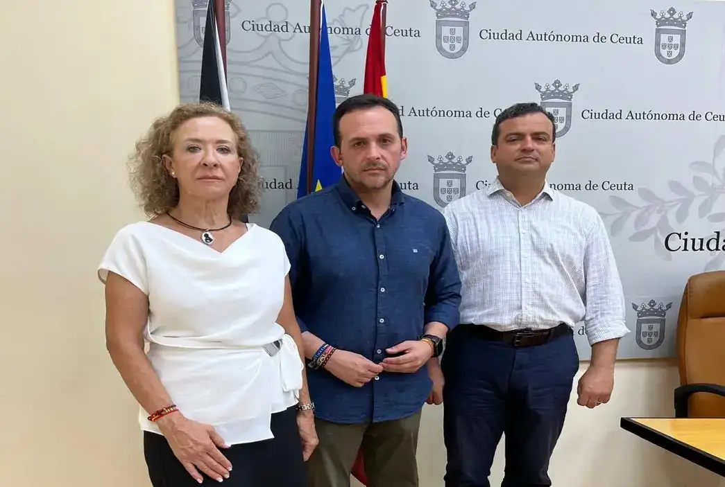 FOTOGRAFÍA. CEUTA (ESPAÑA), 15 DE AGOSTO DE 2026. El presidente y portavoz de VOX en Ceuta, Juan Sergio Redondo Pacheco (c); ha comparecido este sábado en rueda de prensa, acompañado por el diputado nacional de VOX, Andrés Alberto Rodríguez Almeida (Alberto Rodríguez) (d); para reclamar al presidente del Gobierno de la Ciudad Autónoma de Ceuta por el PP, Juan Jesús Vivas Lara, que rompa inmediatamente sus acuerdos con el PSOE en Ceuta y deje de apoyarse políticamente en los socialistas y en el partido islamista de Fátima Hamed Hossain. Lasvocesdelpueblo (Ñ Pueblo)