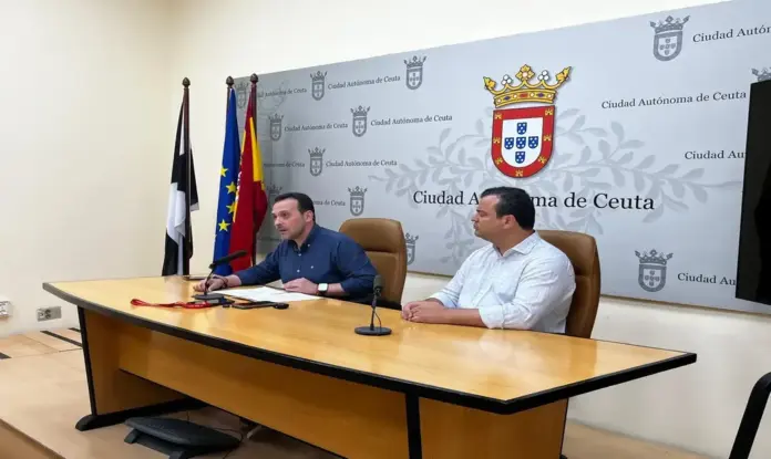 Ceuta VOX exige al PP que rompa sus acuerdos con PSOE e islamistas, presidente de VOX en Ceuta, Juan Sergio Redondo Pacheco; diputado nacional, Andrés Alberto Rodríguez Almeida (2) FOTOGRAFÍA. CEUTA (ESPAÑA), 15 DE AGOSTO DE 2026. El presidente y portavoz de VOX en Ceuta, Juan Sergio Redondo Pacheco (i); ha comparecido este sábado en rueda de prensa, acompañado por el diputado nacional de VOX, Andrés Alberto Rodríguez Almeida (Alberto Rodríguez) (d); para reclamar al presidente del Gobierno de la Ciudad Autónoma de Ceuta por el PP, Juan Jesús Vivas Lara, que rompa inmediatamente sus acuerdos con el PSOE en Ceuta y deje de apoyarse políticamente en los socialistas y en el partido islamista de Fátima Hamed Hossain. Lasvocesdelpueblo (Ñ Pueblo)
