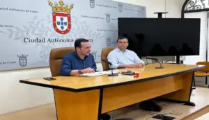 FOTOGRAFÍA. CEUTA (ESPAÑA), 15 DE AGOSTO DE 2026. El presidente y portavoz de VOX en Ceuta, Juan Sergio Redondo Pacheco (i); ha comparecido este sábado en rueda de prensa, acompañado por el diputado nacional de VOX, Andrés Alberto Rodríguez Almeida (Alberto Rodríguez) (d); para reclamar al presidente del Gobierno de la Ciudad Autónoma de Ceuta por el PP, Juan Jesús Vivas Lara, que rompa inmediatamente sus acuerdos con el PSOE en Ceuta y deje de apoyarse políticamente en los socialistas y en el partido islamista de Fátima Hamed Hossain. Lasvocesdelpueblo (Ñ Pueblo)