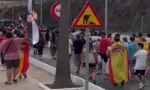 FOTOGRAFÍA. CEUTA (ESPAÑA), 25 DE AGOSTO DE 2026. Ceuta protesta contra acogida de inmigrantes: invasores deportación; invasores expulsión. Varios cientos de vecinos de Ceuta han trasladado este martes hasta la plaza de los Reyes, frente a la Delegación del Gobierno, la protesta contra el posible alojamiento de inmigrantes ilegales -"invasores", apuntan los manifestantes visiblemente hartos y muy desamparados ante la inacción completa de las autoridades locales y nacionales- en distintos puntos de la ciudad, después de que una concentración iniciada en la zona del Fischer se haya convertido en una movilización ciudadana. Lasvocesdelpueblo (Ñ Pueblo)