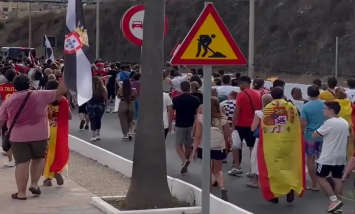 Ceuta protesta contra acogida de inmigrantes invasores, deportaciones (2) FOTOGRAFÍA. CEUTA (ESPAÑA), 25 DE AGOSTO DE 2026. Ceuta protesta contra acogida de inmigrantes: invasores deportación; invasores expulsión. Varios cientos de vecinos de Ceuta han trasladado este martes hasta la plaza de los Reyes, frente a la Delegación del Gobierno, la protesta contra el posible alojamiento de inmigrantes ilegales -"invasores", apuntan los manifestantes visiblemente hartos y muy desamparados ante la inacción completa de las autoridades locales y nacionales- en distintos puntos de la ciudad, después de que una concentración iniciada en la zona del Fischer se haya convertido en una movilización ciudadana. Lasvocesdelpueblo (Ñ Pueblo)