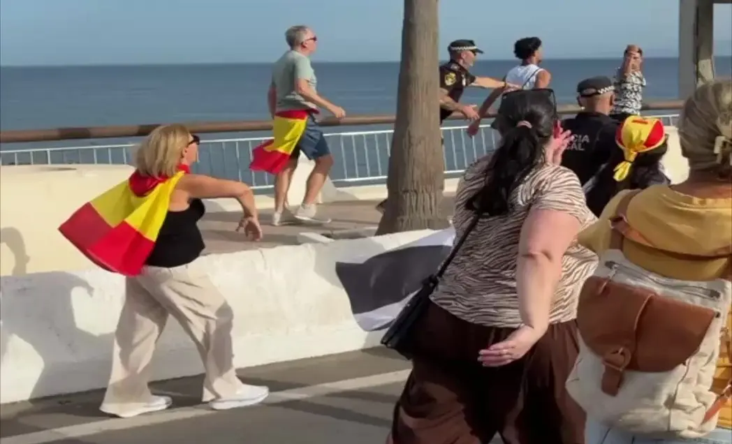 FOTOGRAFÍA. CEUTA (ESPAÑA), 25 DE AGOSTO DE 2026. Ceuta protesta contra acogida de inmigrantes: invasores deportación; invasores expulsión. Varios cientos de vecinos de Ceuta han trasladado este martes hasta la plaza de los Reyes, frente a la Delegación del Gobierno, la protesta contra el posible alojamiento de inmigrantes ilegales -"invasores", apuntan los manifestantes visiblemente hartos y muy desamparados ante la inacción completa de las autoridades locales y nacionales- en distintos puntos de la ciudad, después de que una concentración iniciada en la zona del Fischer se haya convertido en una movilización ciudadana. Lasvocesdelpueblo (Ñ Pueblo)