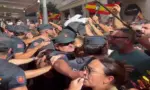 FOTOGRAFÍA. CEUTA (ESPAÑA), 25 DE AGOSTO DE 2026. Ceuta protesta contra acogida de inmigrantes: invasores deportación; invasores expulsión. Varios cientos de vecinos de Ceuta han trasladado este martes hasta la plaza de los Reyes, frente a la Delegación del Gobierno, la protesta contra el posible alojamiento de inmigrantes ilegales -"invasores", apuntan los manifestantes visiblemente hartos y muy desamparados ante la inacción completa de las autoridades locales y nacionales- en distintos puntos de la ciudad, después de que una concentración iniciada en la zona del Fischer se haya convertido en una movilización ciudadana. Lasvocesdelpueblo (Ñ Pueblo)