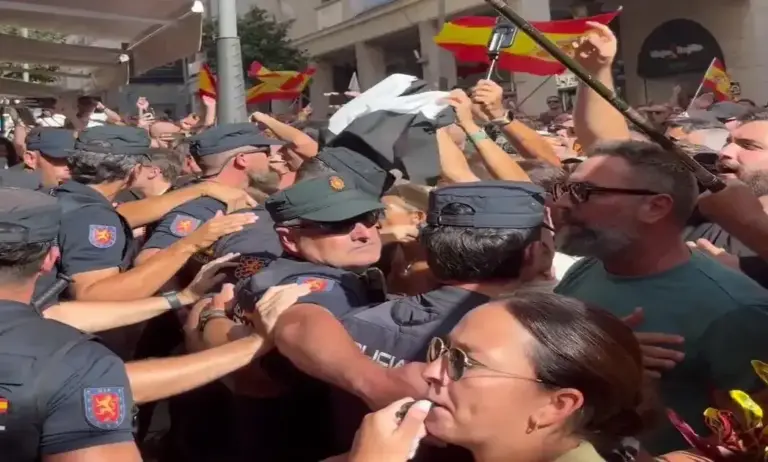FOTOGRAFÍA. CEUTA (ESPAÑA), 25 DE AGOSTO DE 2026. Ceuta protesta contra acogida de inmigrantes: invasores deportación; invasores expulsión. Varios cientos de vecinos de Ceuta han trasladado este martes hasta la plaza de los Reyes, frente a la Delegación del Gobierno, la protesta contra el posible alojamiento de inmigrantes ilegales -"invasores", apuntan los manifestantes visiblemente hartos y muy desamparados ante la inacción completa de las autoridades locales y nacionales- en distintos puntos de la ciudad, después de que una concentración iniciada en la zona del Fischer se haya convertido en una movilización ciudadana. Lasvocesdelpueblo (Ñ Pueblo)