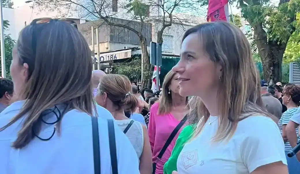 FOTOGRAFÍA. MADRID (ESPAÑA), 02 DE AGOSTO DE 2026. Ceuta vive un auténtico infierno: VOX ante embajada de Marruecos . Ceuta vive un auténtico infierno: VOX ante embajada de Marruecos. El portavoz nacional de Vivienda de VOX, Carlos Hernández Quero, ha participado este domingo frente a la Embajada de Marruecos en Madrid en la marcha convocada por Sociedad Civil Española en protesta por lo ocurrido en Ceuta. Lo ha hecho junto a la portavoz nacional de Agenda España, Isabel Pérez Moñino-Aranda; la coordinadora nacional jurídica de VOX, Marta Asunción Castro Fuertes; y el diputado por Alicante al Congreso de los Diputados, José María Sánchez García. Lasvocesdelpueblo (Ñ Pueblo)