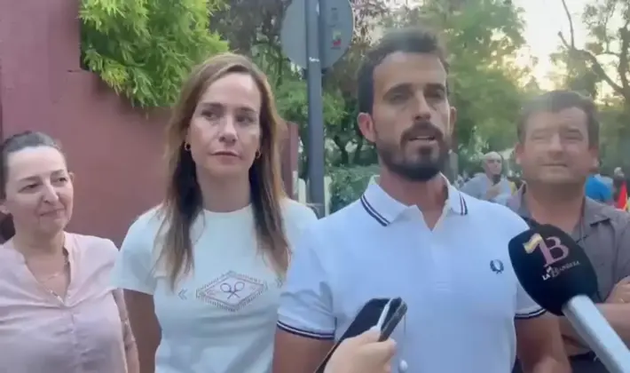 FOTOGRAFÍA. MADRID (ESPAÑA), 02 DE AGOSTO DE 2026. Ceuta vive un auténtico infierno: VOX ante embajada de Marruecos . Ceuta vive un auténtico infierno: VOX ante embajada de Marruecos. El portavoz nacional de Vivienda de VOX, Carlos Hernández Quero (2 d), ha participado este domingo frente a la Embajada de Marruecos en Madrid en la marcha convocada por Sociedad Civil Española en protesta por lo ocurrido en Ceuta. Lo ha hecho junto a la portavoz nacional de Agenda España, Isabel Pérez Moñino-Aranda (2 i); la coordinadora nacional jurídica de VOX, Marta Asunción Castro Fuertes (i); y el diputado por Alicante al Congreso de los Diputados, José María Sánchez García (d). Lasvocesdelpueblo (Ñ Pueblo)