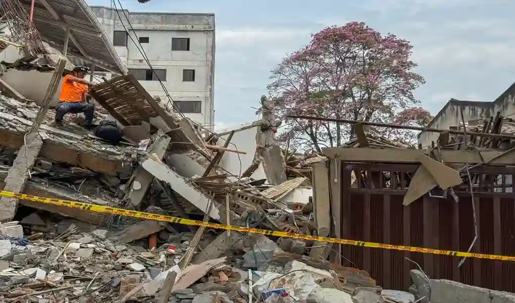FOTOGRAFÍA. CALI (COLOMBIA), 15 DE AGOSTO DE 2026. Colombia: La pareja Jairo y Blanca y dos de sus hijas trillizas murieron sepultados bajo los escombros. Detalle de una imagen que muestra una vivienda destruida este sábado en el barrio Cuarto de Legua - Guadalupe, barriada del sur-occidente de Cali, en la Comuna 19, sector residencial tradicional situado cerca de la Carrera 56 y la Avenida Guadalupe, donde vivían las trillizas Saavedra. Efe