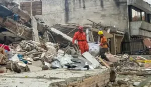 FOTOGRAFÍA. CALI (COLOMBIA), 15 DE AGOSTO DE 2026. Colombia: La pareja Jairo y Blanca y dos de sus hijas trillizas murieron sepultados bajo los escombros. Detalle de una imagen que muestra una vivienda destruida en el barrio Cuarto de Legua - Guadalupe, barriada del sur-occidente de Cali, en la Comuna 19, sector residencial tradicional situado cerca de la Carrera 56 y la Avenida Guadalupe, donde vivían las trillizas Saavedra. Efe