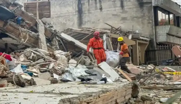 Colombia La pareja Jairo y Blanca y dos de sus hijas trillizas murieron sepultados bajo los escombros (3) FOTOGRAFÍA. CALI (COLOMBIA), 15 DE AGOSTO DE 2026. Colombia: La pareja Jairo y Blanca y dos de sus hijas trillizas murieron sepultados bajo los escombros. Detalle de una imagen que muestra una vivienda destruida en el barrio Cuarto de Legua - Guadalupe, barriada del sur-occidente de Cali, en la Comuna 19, sector residencial tradicional situado cerca de la Carrera 56 y la Avenida Guadalupe, donde vivían las trillizas Saavedra. Efe