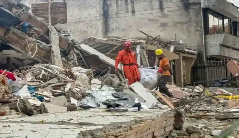 FOTOGRAFÍA. CALI (COLOMBIA), 15 DE AGOSTO DE 2026. Colombia: La pareja Jairo y Blanca y dos de sus hijas trillizas murieron sepultados bajo los escombros. Detalle de una imagen que muestra una vivienda destruida en el barrio Cuarto de Legua - Guadalupe, barriada del sur-occidente de Cali, en la Comuna 19, sector residencial tradicional situado cerca de la Carrera 56 y la Avenida Guadalupe, donde vivían las trillizas Saavedra. Efe