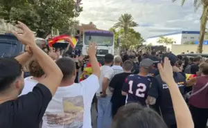 FOTOGRAFÍA. CEUTA (ESPAÑA), 27 DE AGOSTO DE 2026. Centenares de compatriotas ceutíes impiden el acceso a los migracionistas de Cruz Roja para entregar alimentos a los inmigrantes ilegales en la playa del Trampolín, este jueves en Ceuta. Efe