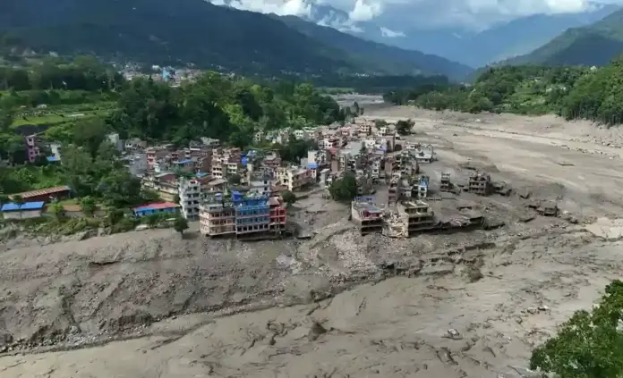 FOTOGRAFÍA. TRISHULI BAZAR (BAGMATI) NEPAL, 26 DE AGOSTO DE 2026. Dos españoles entre 341 extranjeros desaparecidos tras la riada de Nepal. Vista aérea de viviendas dañadas en Trishuli Bazar, una localidad o asentamiento comercial situado a orillas del río Trishuli, en el distrito de Nuwakot, en la provincia de Bagmati, en el norte de Nepal, país de Asia del Sur. Efe