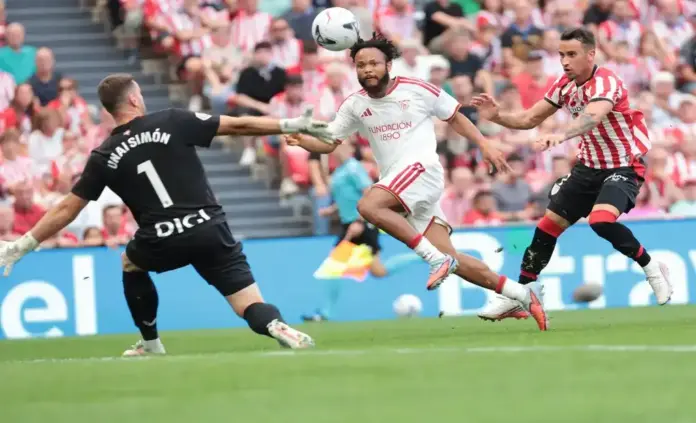 FOTOGRAFÍA. BILBAO (LAS VASCONGADAS) ESPAÑA, 22 DE AGOSTO DE 2026. El futbolista del Sevilla Chidera Ejuke (c) marca el 0-2 al Athletic de Bilbao durante el partido de LaLiga este sábado en el estadio de San Mamés. Efe