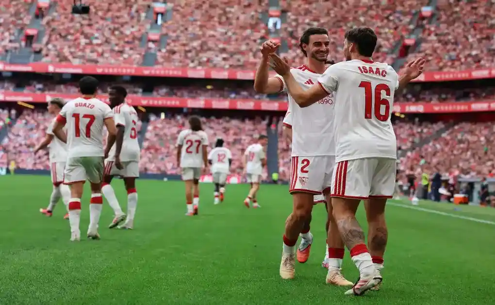 FOTOGRAFÍA. BILBAO (LAS VASCONGADAS) ESPAÑA, 22 DE AGOSTO DE 2026. El futbolista del Sevilla Isaac Romero (d) celebra sus compañero Juan Iglesias (2d) tras marcar el 0-3 al Athletic de Bilbao durante el partido de LaLiga este sábado en el estadio de San Mamés. Efe