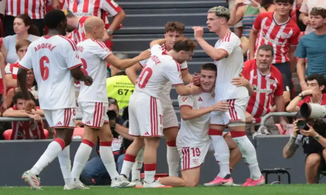 FOTOGRAFÍA. BILBAO (LAS VASCONGADAS) ESPAÑA, 22 DE AGOSTO DE 2026. El futbolista del Sevilla Joaquín Martínez Gauna 'Oso' (2d) celebra sus compañeros tras marcarle un gol ante el Athletic de Bilbao durante el partido de LaLiga en el estadio de San Mamés. Efe