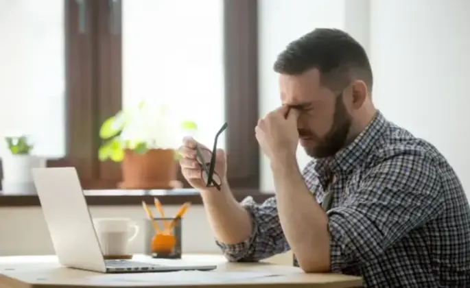FOTOGRAFÍA. FECHA Y LUGAR RELACIONADOS CON EL CONTENIDO: BARCELONA (CATALUÑA) ESPAÑA, 27 DE AGOSTO DE 2026. El 35 % de los trabajadores españoles sufre el síndrome postvacacional en septiembre. En la imagen, un trabajador visiblemente cansado en su puesto de trabajo. Queissada/Lasvocesdelpueblo (Ñ Pueblo)