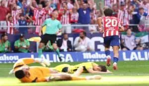 FOTOGRAFÍA. MADRID (ESPAÑA), 23 DE AGOSTO DE 2026. El delantero del Atlético Giuliano Simeone (d) tras marcar el segundo gol, durante el partido de La Liga de fútbol que Atlético de Madrid y Villarreal CF disputaron en el estadio Metropolitano. Efe