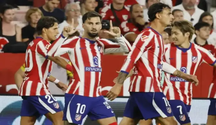 FOTOGRAFÍA. SEVILLA (ANDALUCÍA) ESPAÑA, 29 DE AGOSTO DE 2026. El delantero del Atlético de Madrid Alejandro Baena (2i) celebra su gol durante el partido de la tercera jornada de LaLiga entre Sevilla FC y Atlético de Madrid en el estadio Sánchez-Pizjuán, en Sevilla. Efe