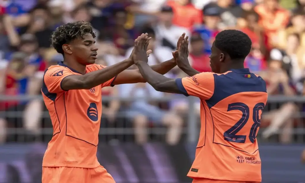 FOTOGRAFÍA. BASILEA (BASILEA-CIUDAD) SUIZA, 16 DE AGOSTO DE 2026. El Barça golea al Basilea en el amistoso de la pretemporada 2-5. El Barcelona goleó al Basilea (2-5) en el amistoso de preparación en el St. Jakob-Park en la ciudad de Basilea (Basilea-Ciudad) Suiza, en el estreno goleador de dos de las caras nuevas del conjunto azulgrana para la próxima temporada: el alemán Karim Adeyemi, que abrió la cuenta visitante, y el belga Jesse Bisiwu, autor de un doblete. Efe