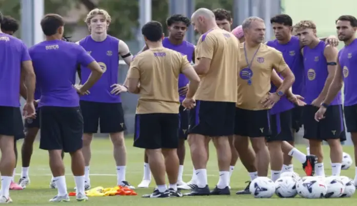 El Barça inicia la defensa del título ante el Elche FOTOGRAFÍA. SANT JOAN DESPÍ (BARCELONA) ESPAÑA, 22 DE AGOSTO DE 2026. El entrenador alemán del Barcelona, Hansi Flick, junto a sus jugadores en el entrenamiento previo a su enfrentamiento contra el Elche, en el Martínez Valero. Efe