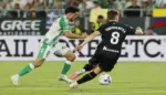 FOTOGRAFÍA. SEVILLA (ANDALUCÍA) ESPAÑA, 21 DE AGOSTO DE 2026. El centrocampista del Betis Pablo Fornals (i) juega un balón ante Beñat Turrientes, de la Real Sociedad, durante el partido de La Liga de fútbol que Real Betis y Real Sociedad disputan este viernes en el estadio de La Cartuja, en Sevilla. Efe