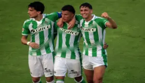 FOTOGRAFÍA. SEVILLA (ANDALUCÍA) ESPAÑA, 29 DE JULIO DE 2026. El Betis cerrará su pretemporada ante el Inter de Milán. El centrocampista colombiano del Betis, Nelson Deossa (c), junto a sus compañeros durante un partido amistoso. Efe