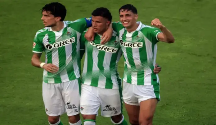 El Betis cerrará su pretemporada ante el Inter de Milán FOTOGRAFÍA. SEVILLA (ANDALUCÍA) ESPAÑA, 29 DE JULIO DE 2026. El Betis cerrará su pretemporada ante el Inter de Milán. El centrocampista colombiano del Betis, Nelson Deossa (c), junto a sus compañeros durante un partido amistoso. Efe