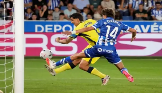 FOTOGRAFÍA. VITORIA (LAS VASCONGADAS) ESPAÑA, 28 DE AGOSTO DE 2026. El delantero del Villarreal Gerard Moreno (i) lucha con Nahuel Tenaglia, del Alavés, durante el partido de Liga de Primera División entre Deportivo Alavés y Villarreal Club de Fútbol jugado este viernes en el estadio de Mendizorrotza. Efe