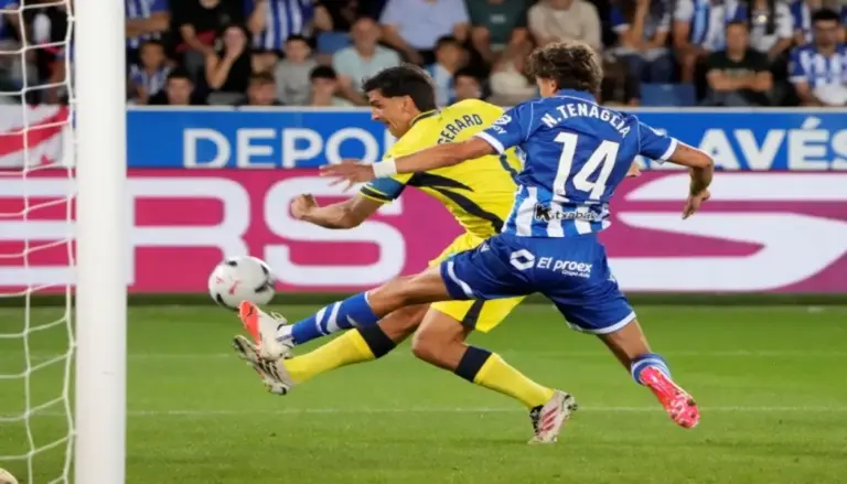 FOTOGRAFÍA. VITORIA (LAS VASCONGADAS) ESPAÑA, 28 DE AGOSTO DE 2026. El delantero del Villarreal Gerard Moreno (i) lucha con Nahuel Tenaglia, del Alavés, durante el partido de Liga de Primera División entre Deportivo Alavés y Villarreal Club de Fútbol jugado este viernes en el estadio de Mendizorrotza. Efe