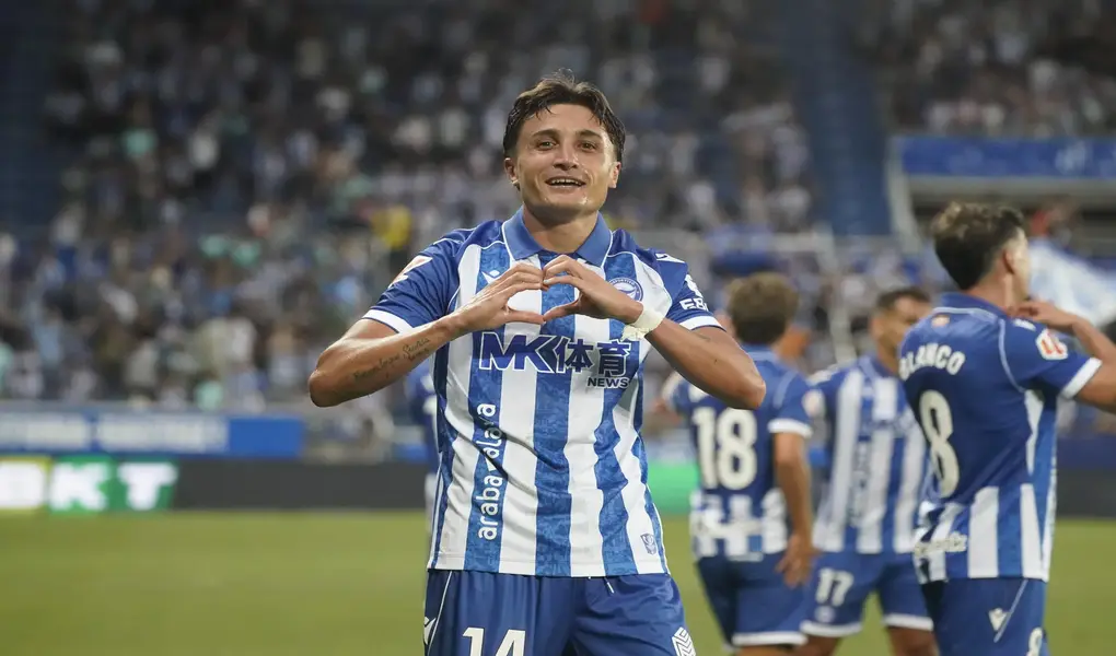 FOTOGRAFÍA. VITORIA (LAS VASCONGADAS) ESPAÑA, 15 DE AGOSTO DE 2026. El Getafe inicia la liga con derrota ante el Alavés en el Mendizorroza 3-0. El defensa argentino del Alavés Nahuel Tenaglia celebra su gol durante la primera jornada de LaLiga que Deportivo Alavés y Getafe CF disputan hoy sábado en el estadio de Mendizorroza, en Vitoria. Efe
