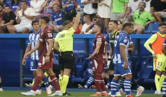 El Getafe inicia la liga con derrota ante el Alavés en el Mendizorroza 3-0 (2) FOTOGRAFÍA. VITORIA (LAS VASCONGADAS) ESPAÑA, 15 DE AGOSTO DE 2026. El Getafe inicia la liga con derrota ante el Alavés en el Mendizorroza 3-0. El lateral del Getafe Kiko Femenía ve una tarjeta roja durante el primer partido de LaLiga contra el Alavés este sábado en el estadio de Mendizorroza de Vitoria. Efe