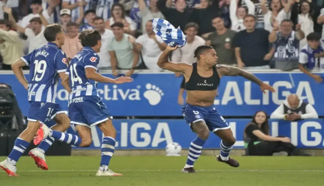 FOTOGRAFÍA. VITORIA (LAS VASCONGADAS) ESPAÑA, 15 DE AGOSTO DE 2026. El Getafe inicia la liga con derrota ante el Alavés en el Mendizorroza 3-0. El delantero dominicano del Alavés Mariano Díaz celebra tras conseguir el 2-0 durante la primera jornada de LaLiga que Deportivo Alavés y Getafe CF disputan hoy sábado en el estadio de Mendizorroza, en Vitoria. Efe