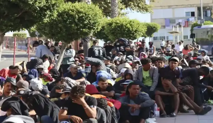 FOTOGRAFÍA. CEUTA (ESPAÑA), 25 DE AGOSTO DE 2026. Multitudes de inmigrantes ilegales marroquíes de la invasión de Ceuta del miércoles 29, jueves 30 y viernes 31 de julio de 2026, de los más de 80.000 invasores que no han querido retornar voluntariamente a Castillejos (Marruecos) como hicieron al menos 70.000 de ellos, aguardan este martes, 25 de agosto de 2026, en los alrededores para poder acceder al Centro de Acogida provisional habilitado por parte del Gobierno migracionista, globalista y socialcomunista en coalición entre Partido Socialista (PSOE) y Sumar -apoyado en extremistas y separatistas-, presidido por Pedro Sánchez Pérez-Castejón. Los españoles rechazan el traslado de estos invasores magrebíes, tanto de Menores Extranjeros No Acompañados (MENA) como los adultos, a la Península. También, desde la Península, el resto de compatriotas españolas rechazan los planes migracionistas del Gobierno de imposición de acogida en sus casas o en su Comunidad Autónoma. Y es que el próximo año 2027 es un año de elecciones locales, municipales y generales. Así que los socios del Gobierno y los partidos del Gobierno han optado guardar silencio sobre Ceuta. Efe