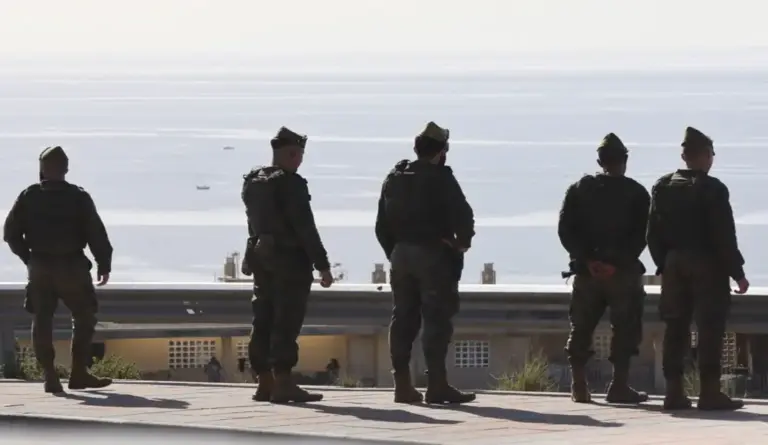 FOTOGRAFÍA. CEUTA (ESPAÑA), 25 DE AGOSTO DE 2026. El Gobierno tras declarar el mando único: Ceuta es hoy el corazón de España. Efectivos de la Legión realizan labores de vigilancia en Ceuta este martes, 25 de agosto de 2026. Efe