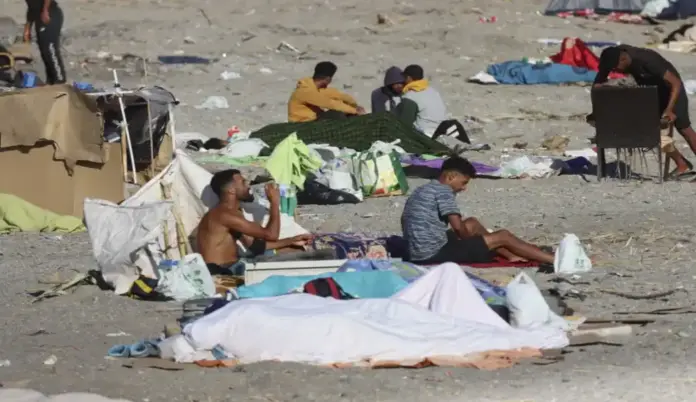 El Gobierno urge el envío solidario a Ceuta de vacunas triple vírica, varicela, poliomielitis, tétanos y difteria FOTOGRAFÍA. CEUTA (ESPAÑA), 22 DE AGOSTO DE 2026. El Gobierno urge el envío solidario a Ceuta de vacunas triple vírica, varicela, poliomielitis, tétanos y difteria. Varios inmigrantes ilegales marroquíes permanecen acampados este sábado en la playa El Trampolín de Ceuta. Varios ilegales de la invasión marroquí de la Ciudad Autónoma española de Ceuta regresaron a pesar de que agentes del Cuerpo Nacional de la Policía española volvieron a desalojar ayer, viernes 21 de agosto de 2026, a los más de mil invasores ilegales que se encontraban en esta misma playa ceutí El Trampolín, después de también de regresar allí tras el primer traslado de al menos 1.700 ilegales en centros habilitado por el Gobierno globalista, migracionista y socialcomunista de España de Pedro Sánchez Pérez-Castejón. Efe