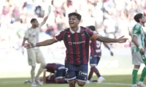 FOTOGRAFÍA. VALENCIA (ESPAÑA), 29 DE AGOSTO DE 2026. El centrocampista del Levante Roger Brugué celebra el tercer gol de su equipo durante el partido de LaLiga EA Sports entre el Levante y el Real Betis en el estadio Ciutat de Valencia. Efe