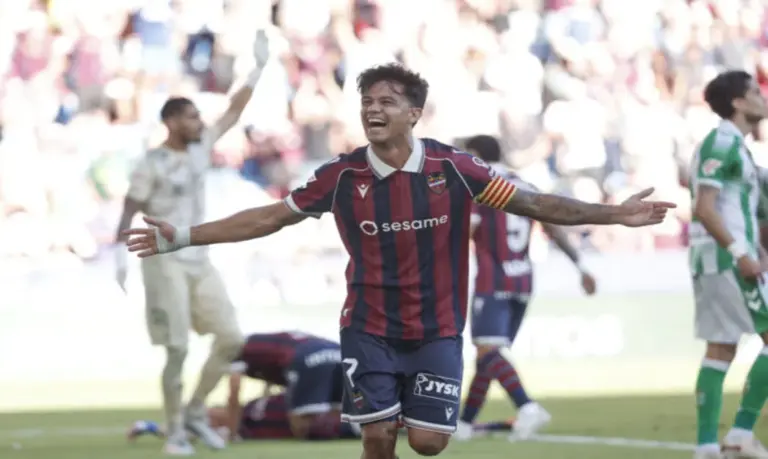 FOTOGRAFÍA. VALENCIA (ESPAÑA), 29 DE AGOSTO DE 2026. El centrocampista del Levante Roger Brugué celebra el tercer gol de su equipo durante el partido de LaLiga EA Sports entre el Levante y el Real Betis en el estadio Ciutat de Valencia. Efe